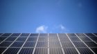 ARCHIV - Eine Solaranlage ist am 01.04.2013 in Salzbergen im Landkreis Emsland (Niedersachsen) vor blauem Himmel auf einem Da