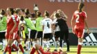 ABD0144_20170718 - DEVENTER - NIEDERLANDE: Jubel der Österreicherinnen nach der Fußball Frauen Europameisterschaftsbegegnun
