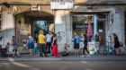 Bleib weg, Bagger! Die Hausbewohner protestieren gegen den geplanten Abriss.