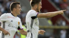 Thun, 05.08.2017, Fussball Super League, FC Thun - FC Basel, Basels Kevin Bua (L) und Torschuetze Ricky van Wolfswinkel (R) j