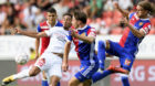 Le joueur valaisan Matheus Cunha, gauche, lutte pour le ballon avec le milieu balois Luca Zuffi, centre, et le defenseur balo