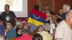 «Alles Lügen!» Eine Maduro-Gegnerin stürmt mit der venezolanischen Flagge die Bühne.