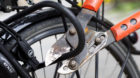 ARCHIV - ILLUSTRATION - Ein Fahrradschloss wird am 31.08.2011 in Rheine (Nordrhein-Westfalen) mit einem Bolzenschneider geˆf