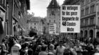 Mitarbeiter des Baugewerbes demonstrieren in Bern auf einem Transparent fuer die 48-Stunden-Woche, aufgenommen am 1. Mai 1943