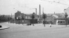 Der Voltaplatz um 1938. Links Mühlhauser-, in der Mitte Wasser-, im Vordergrund Voltastrasse. Foto: Wolf, StABS NEG 9702