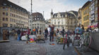 Öffentliches Wohnzimmer: Aktivisten richten sich auf dem Marktplatz ein, um für eine sanftere Wohnraumpolitik zu demonstrie