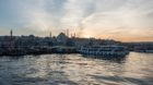 Besonders schön ist Istanbul vom Schiff aus anzusehen. Zum Beispiel auf einer Bosporus-Rundfahrt im Abendlicht.