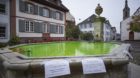 Grün leuchtend für einen Tag: Am Montag wurde das mit Lebensmittelfarbe versetzte Wasser aus dem Brunnen am Petersplatz abg