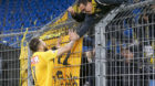 YBs Miralem Sulejmani jubelt mit den YB-Fans nach Jean-Pierre Nsame's Tor zum 1-1 im Super League Spiel zwischen dem FC Basel