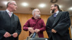 ARCHIV - Rechtsanwalt Hannes Linke (l-r), der Angeklagte Schweizer Daniel M. und der Anwalt Robert Kain stehen vor Verhandlun