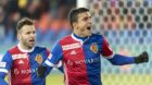 Basels Mohamed Elyounoussi, rechts, und Basels Renato Steffen, links, freuen sich ueber das 2:1 im Fussball Meisterschaftsspi