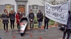 Sieben Studierende trugen am Donnerstagmorgen in Liestal symbolisch die Uni zu Grabe.