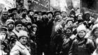 Lenin und Trotzki (in Uniform) im Kreise von Genossen auf dem Roten Platz in Moskau im Jahr 1919. 