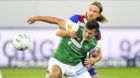 Basels Michael Lang, links, gegen den St. Galler Albian Ajeti, im Fussball Super League Spiel zwischen dem FC St. Gallen und 