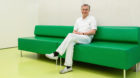 Das grüne Sofa ist passé: Chefarzt Christian de Geyter sitzt jetzt an der Vogesenstrasse.