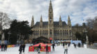 Der Eislaufplatz vor dem Wiener Rathaus ist im Winter besonders beliebt.