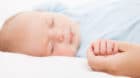 Bei der vertraulichen Geburt wird das Neugeborene auf der Wochenbettstation durch eine Bezugsperson betreut, bis die KESB ein