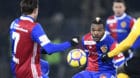 27.02.2018; Bern; Fussball Schweizer Cup - BSC Young Boys - FC Basel;
Geoffroy Serey Die (M, Basel) gegen Sekou Sanogo (YB) 
