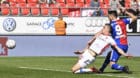 22.04.2018; Sion; Fussball Super League - FC Sion - FC Basel;
Ricky Van Wolfswinkel (R, Basel) erzielt das Tor zum 0:1 gegen 