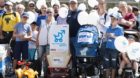Aktivisten werben mit Kinderwagen und Ballonen für die Volksinitiative für einen vierwöchigen Vaterschaftsurlaub. (Archivb